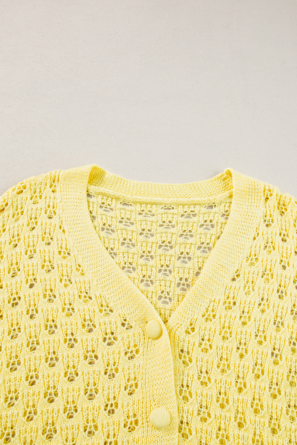 Rumena jopica s pletenim puloverjem z v-izrezom