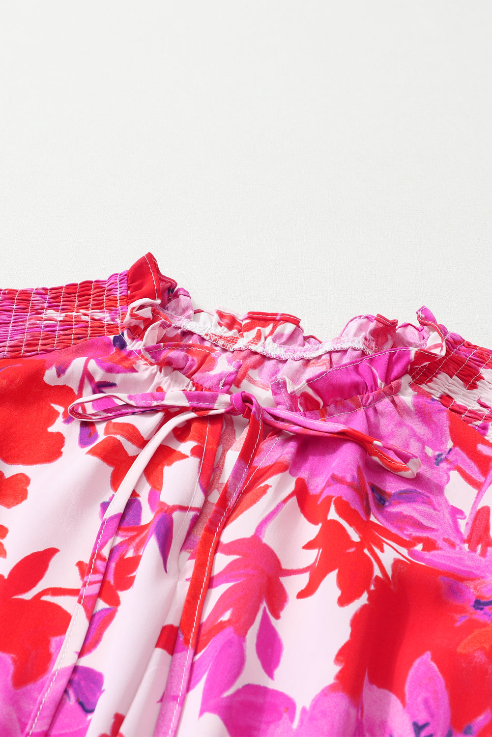 Haljina s širokim rukavima s ružičastim cvjetnim uzorkom u struku