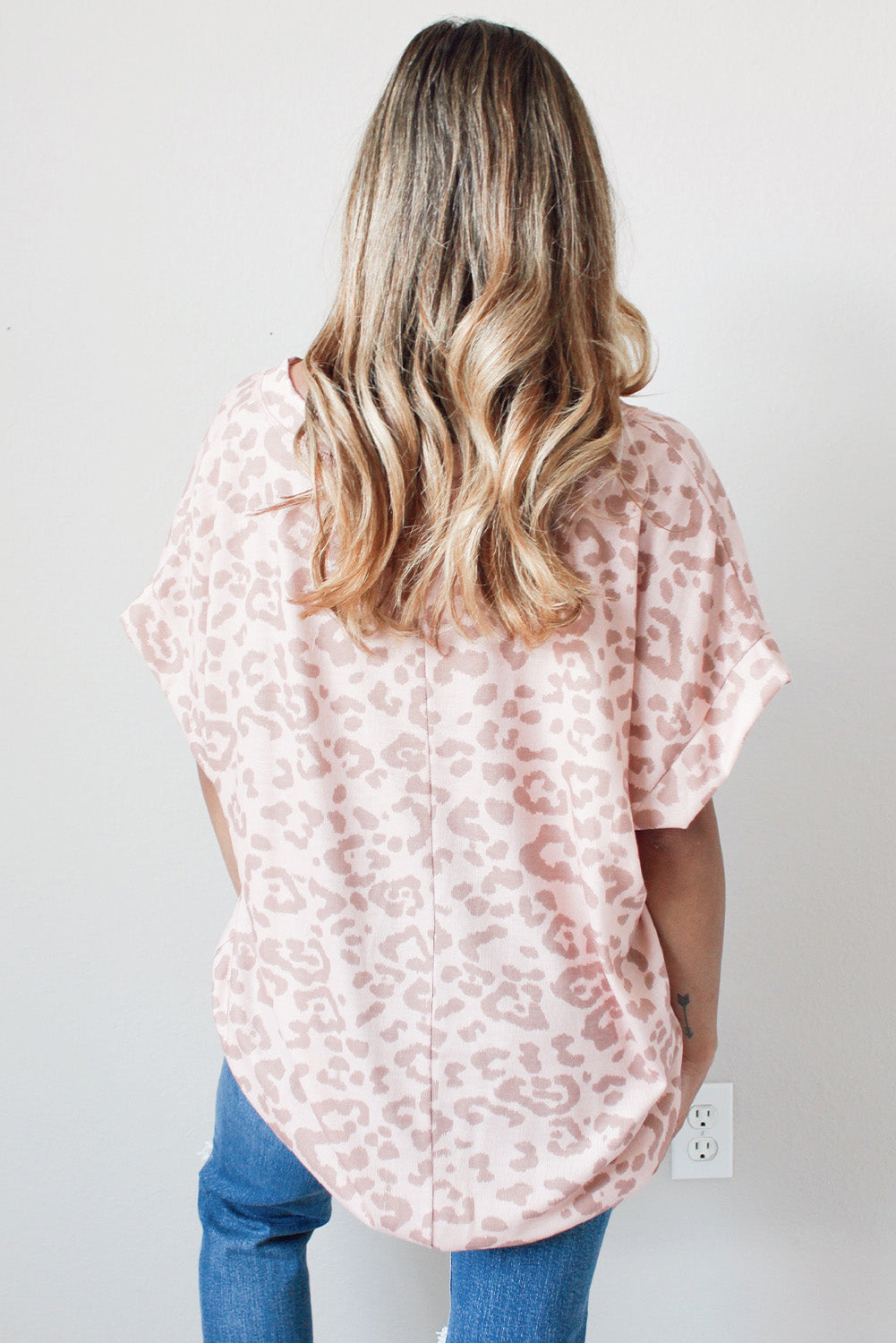 Rožnata ohlapna majica z v-izrezom z leopardjim vzorcem