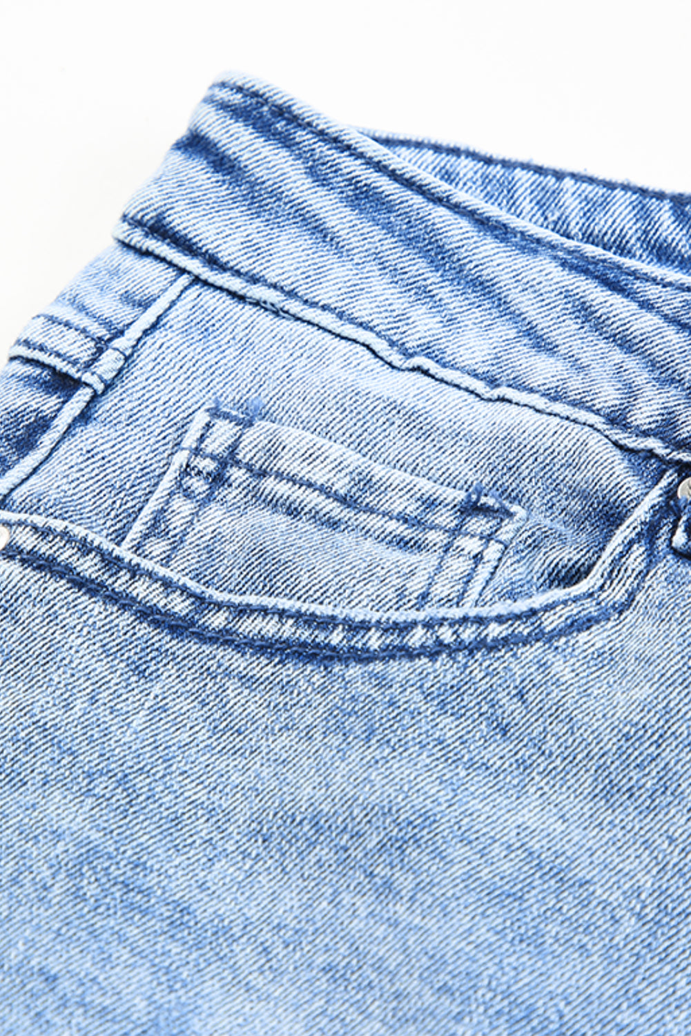 Himmelblaue, verwaschene, zerrissene Jeans mit weitem Bein und hoher Taille