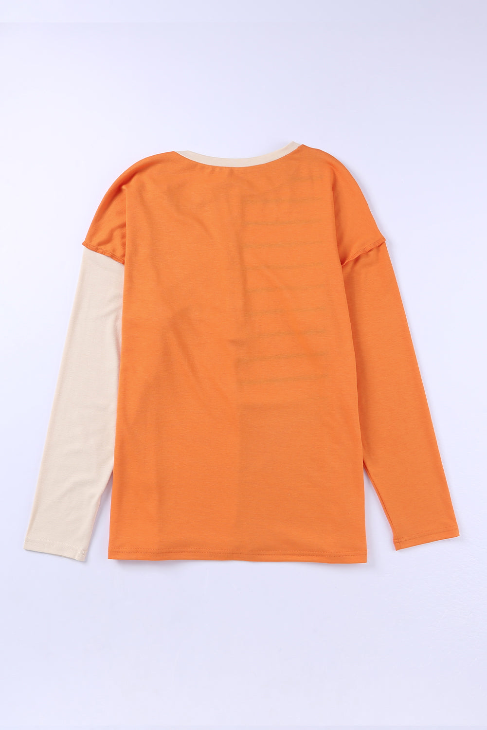 Langarm-Henley-Oberteil mit orangefarbenen Streifen und Farbblock-Spleißen