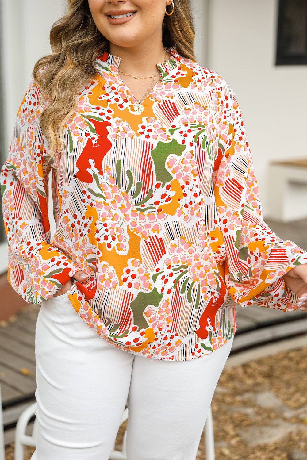 Orange bedruckte, florale, abstrakte Bluse mit Rüschen und V-Ausschnitt in Übergröße
