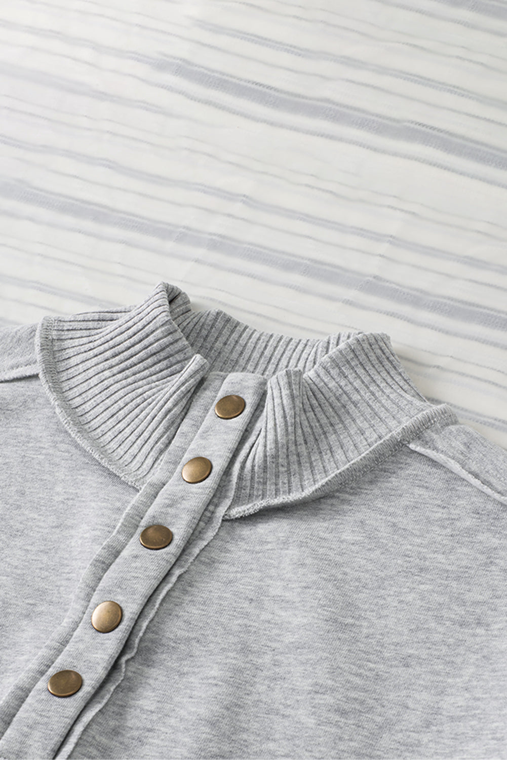 Hellrosa Sweatshirt mit geripptem Saum, Druckknopfausschnitt und Tasche
