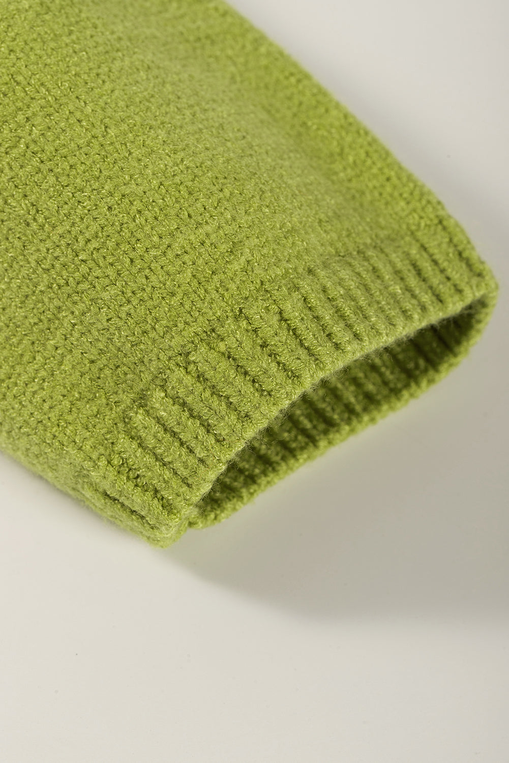 Jednobojni pulover sa zelenim gumbima s V izrezom
