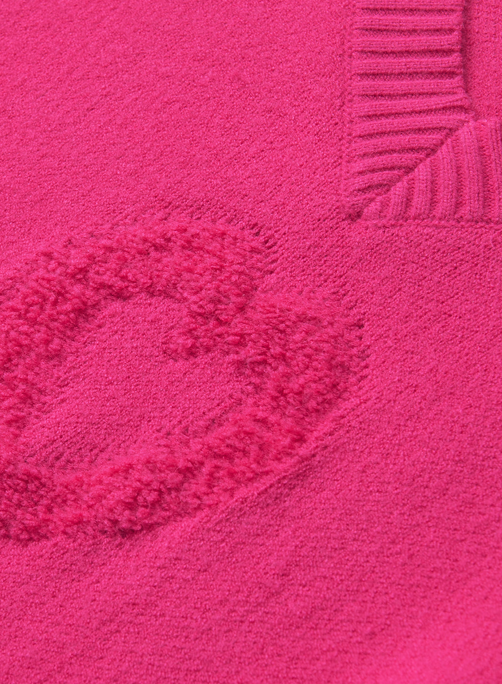 Pulover z v-izrezom, okrašen z rožnato rdečimi biseri in mehkimi srčki