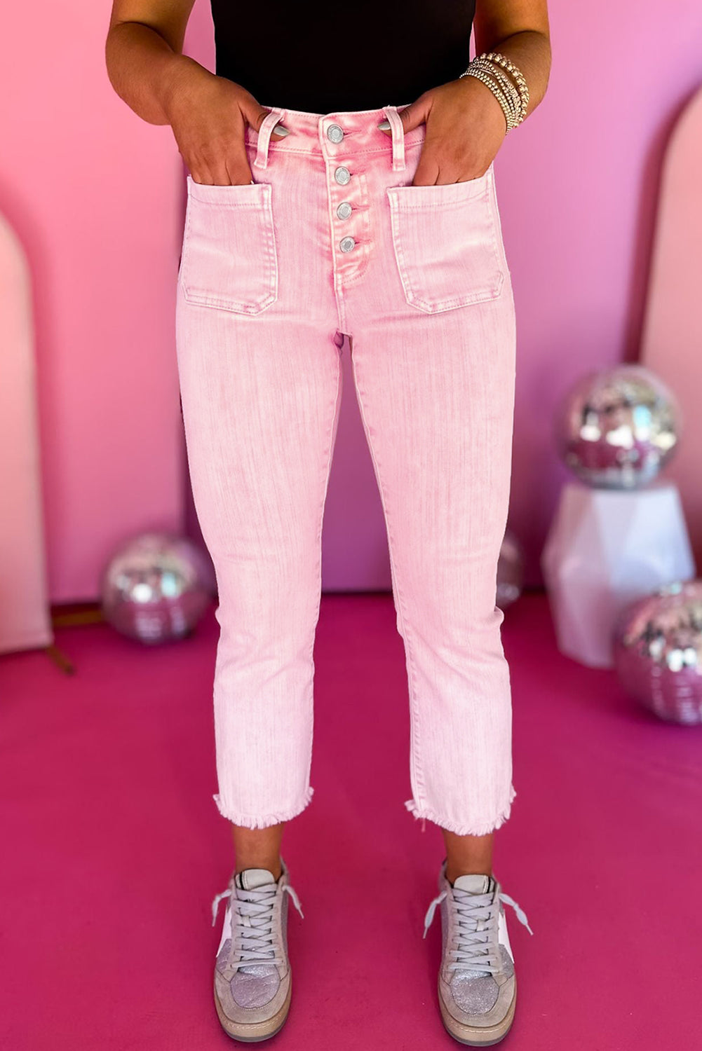 Jeans corti con bordi grezzi e multi bottoni rosa albicocca