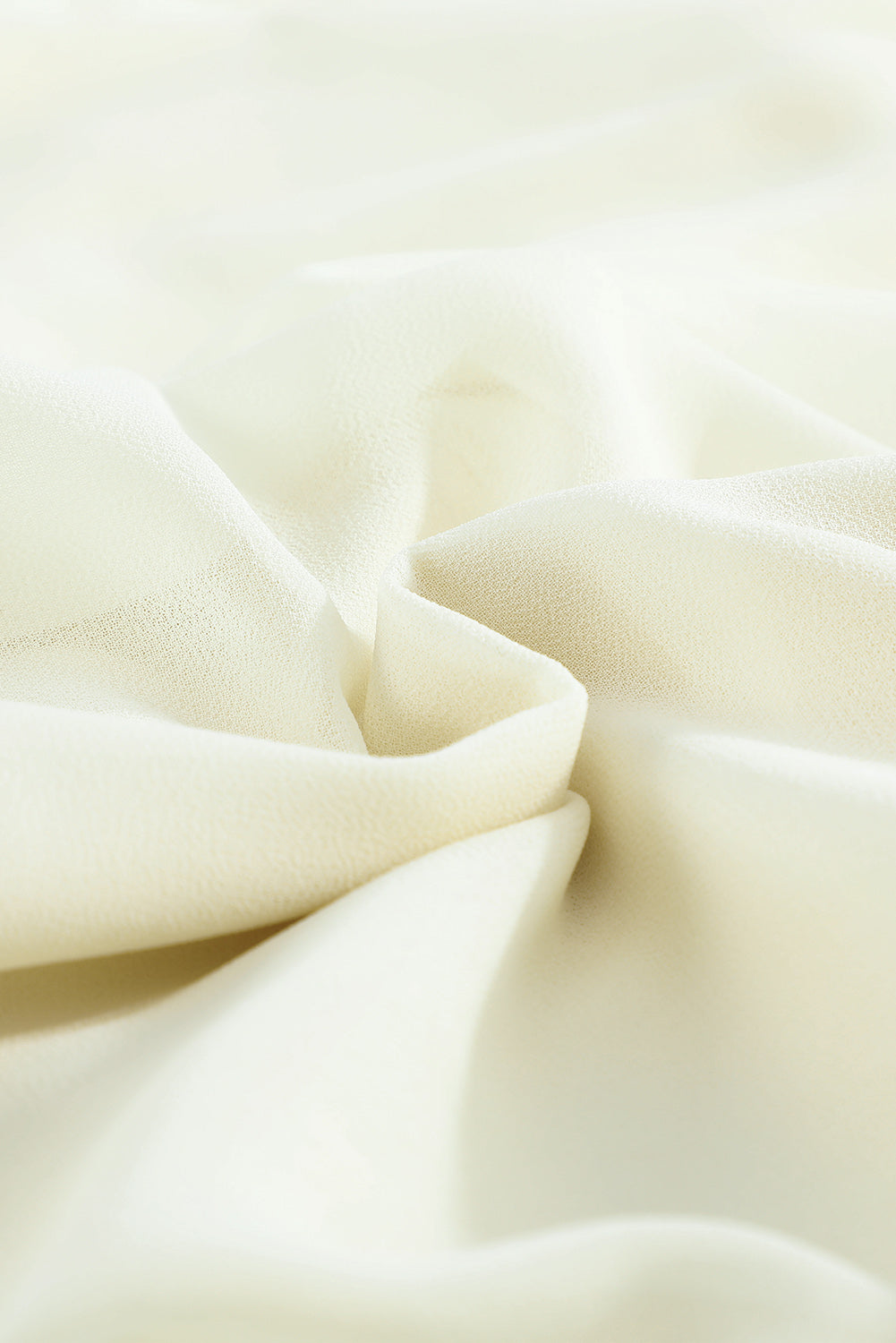 Weißes, fließendes Kleid mit floralem Netzstoff und Futter