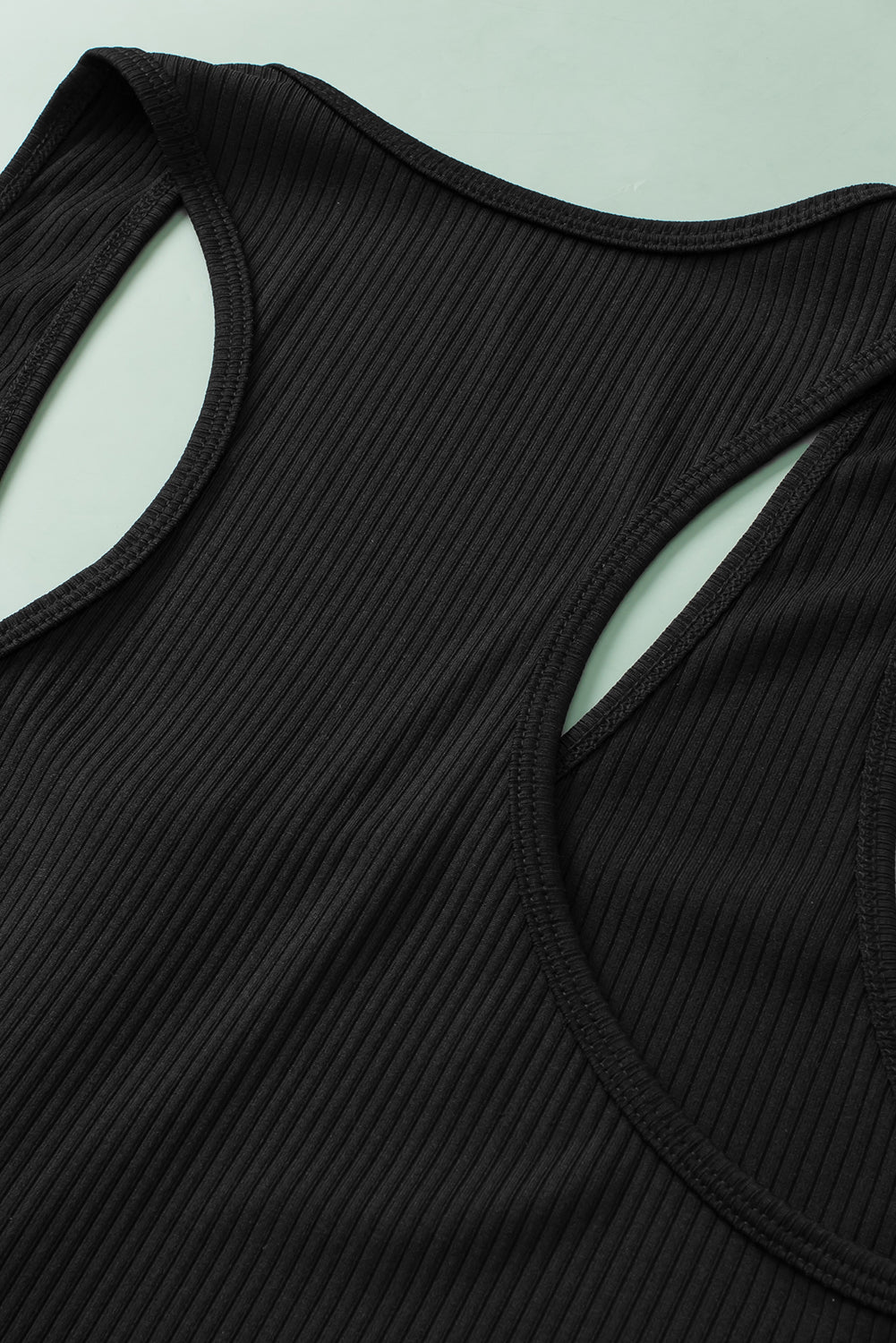 Crna rebrasta majica s patentnim zatvaračem s prednje strane veće veličine