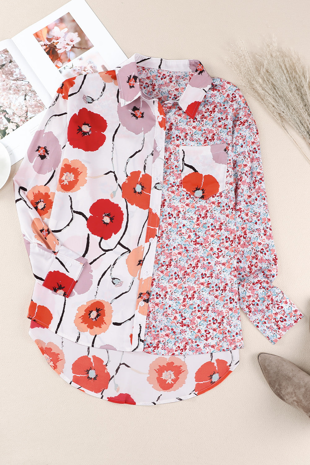 Feurig rotes, florales, geknöpftes Patchwork-Hemd mit Tasche