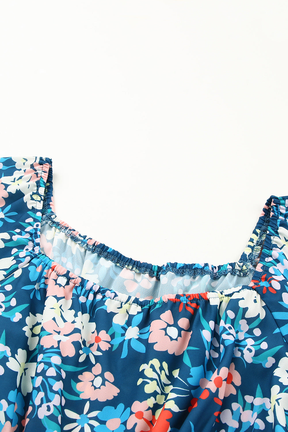 Blaues Kleid mit Rüschen und Blumenmuster und eckigem Ausschnitt