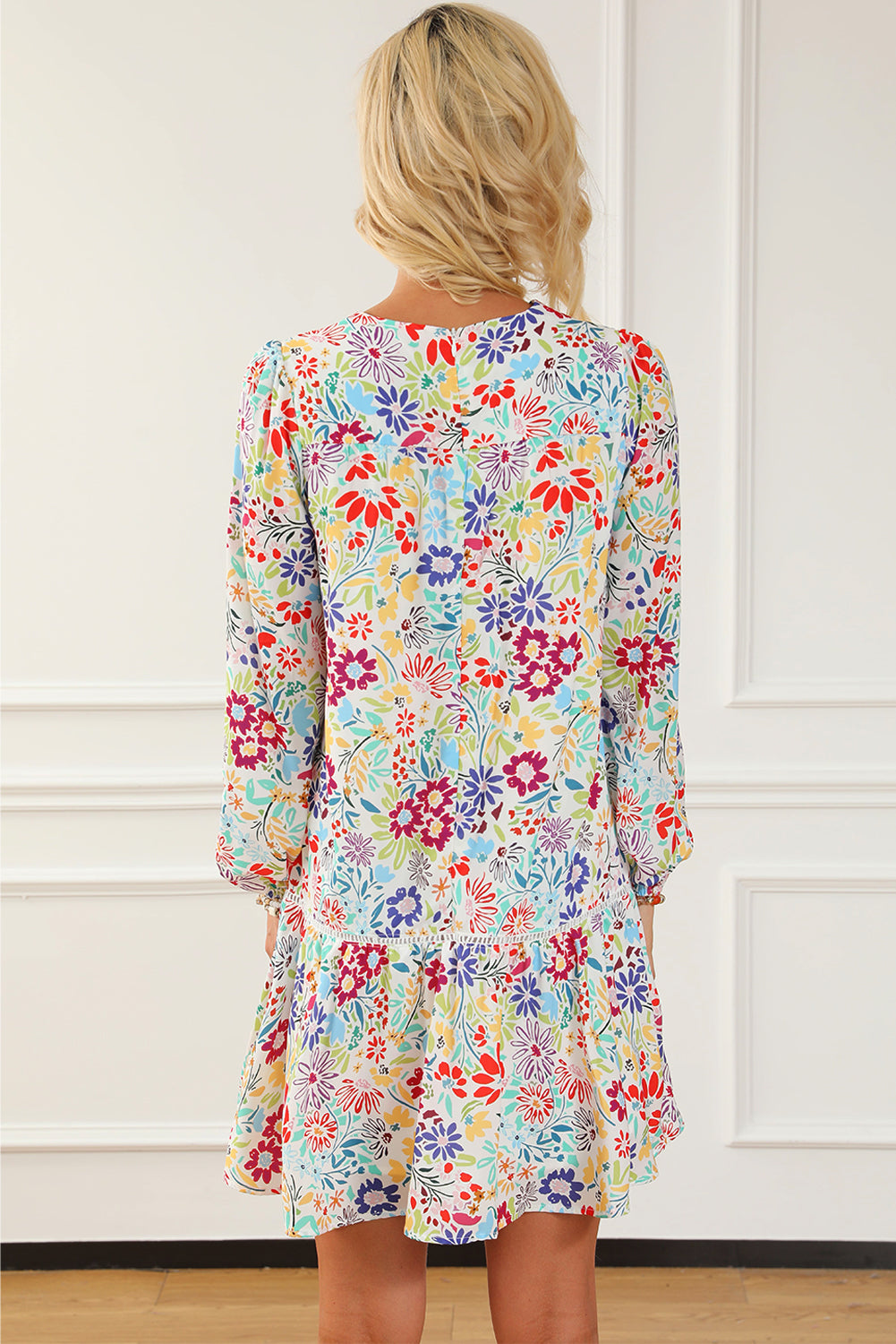 Višebojna mini haljina s cvjetnim čipkama i V izrezom
