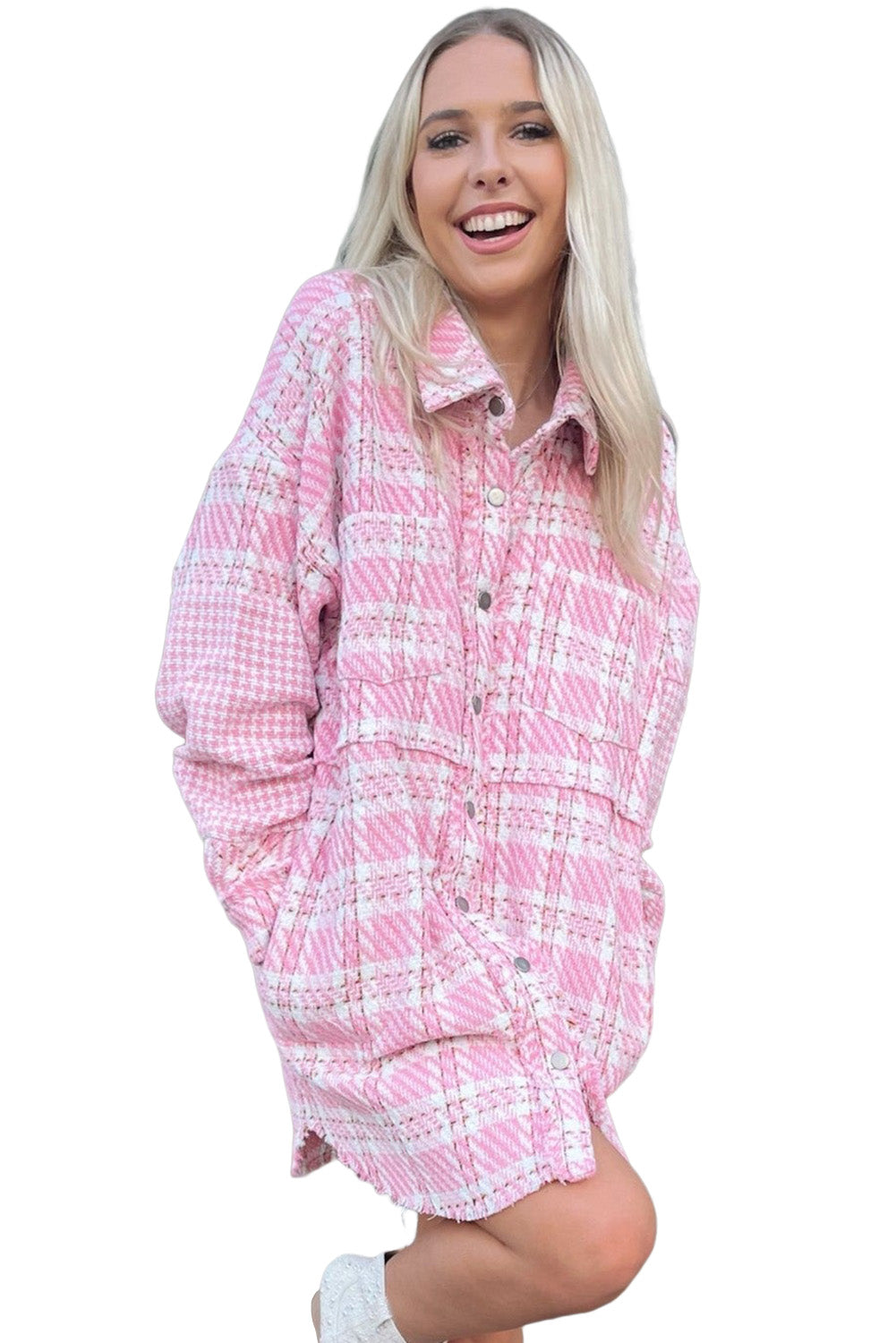 Ogromna majica iz tvida, ki se spaja z rožnatimi zobmi