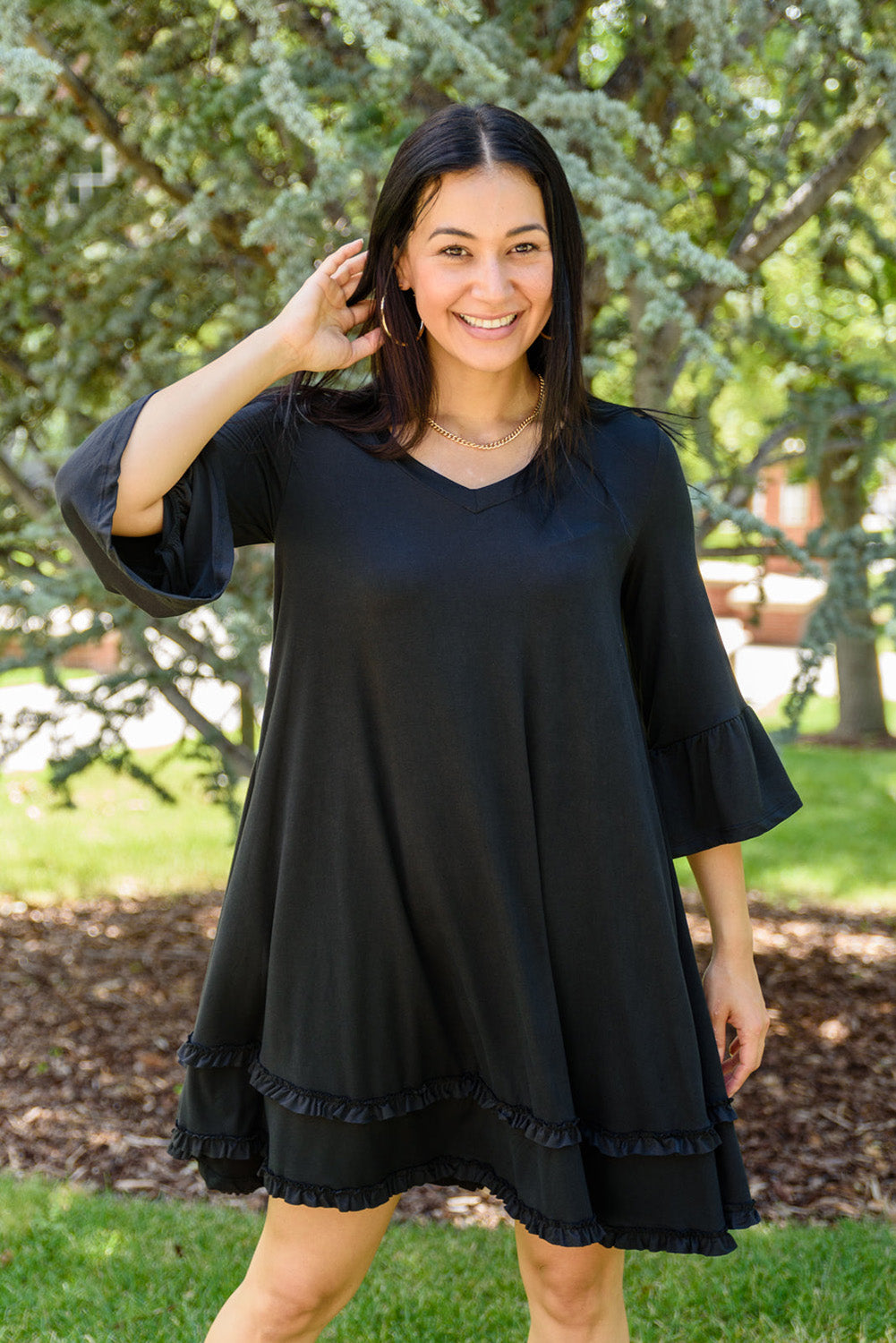 Schwarzes Plus-Size-Kleid mit 3/4-Ärmeln und Rüschenbesatz
