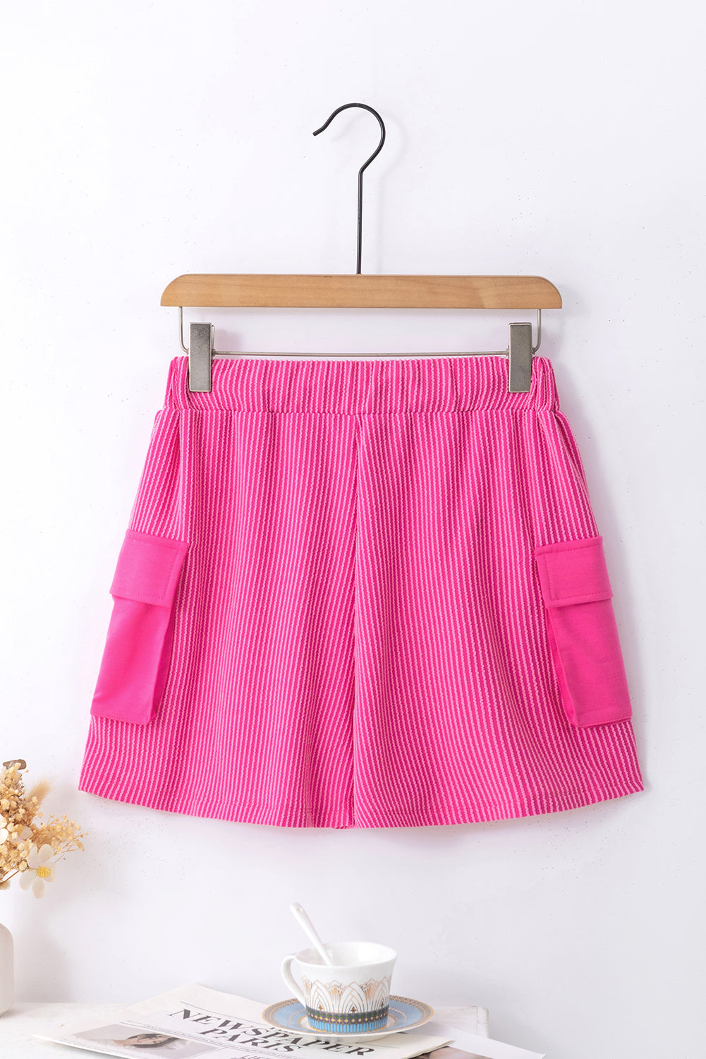 Svetlo rožnate široke kratke hlače z žepi