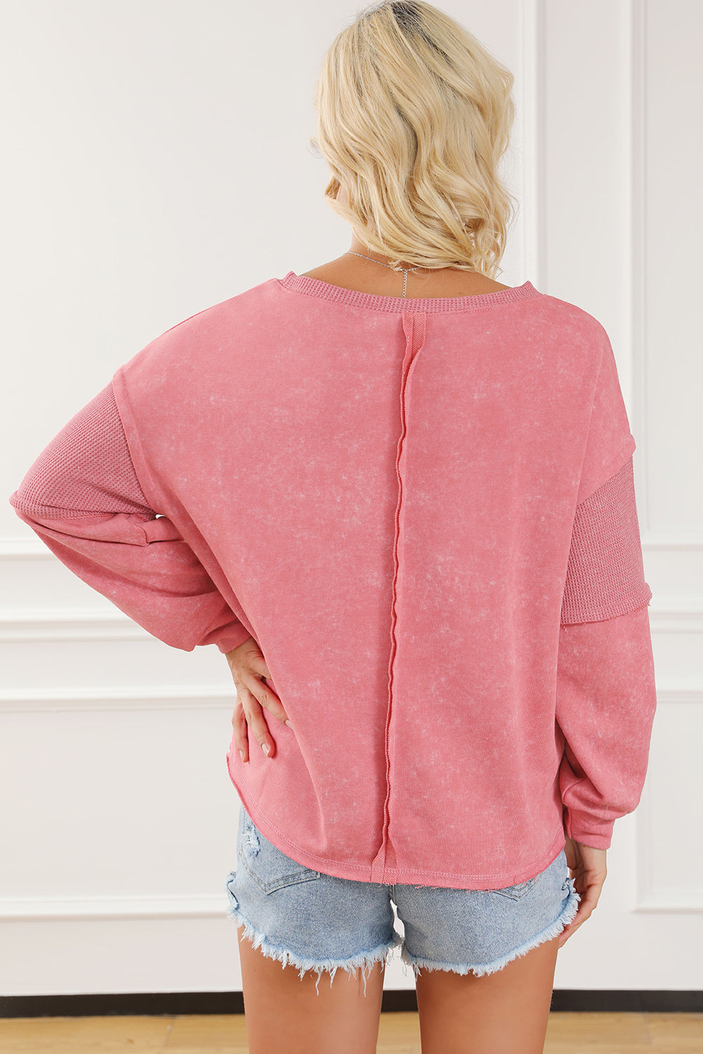 Sweat-shirt patchwork à délavage minéral rose et coutures apparentes