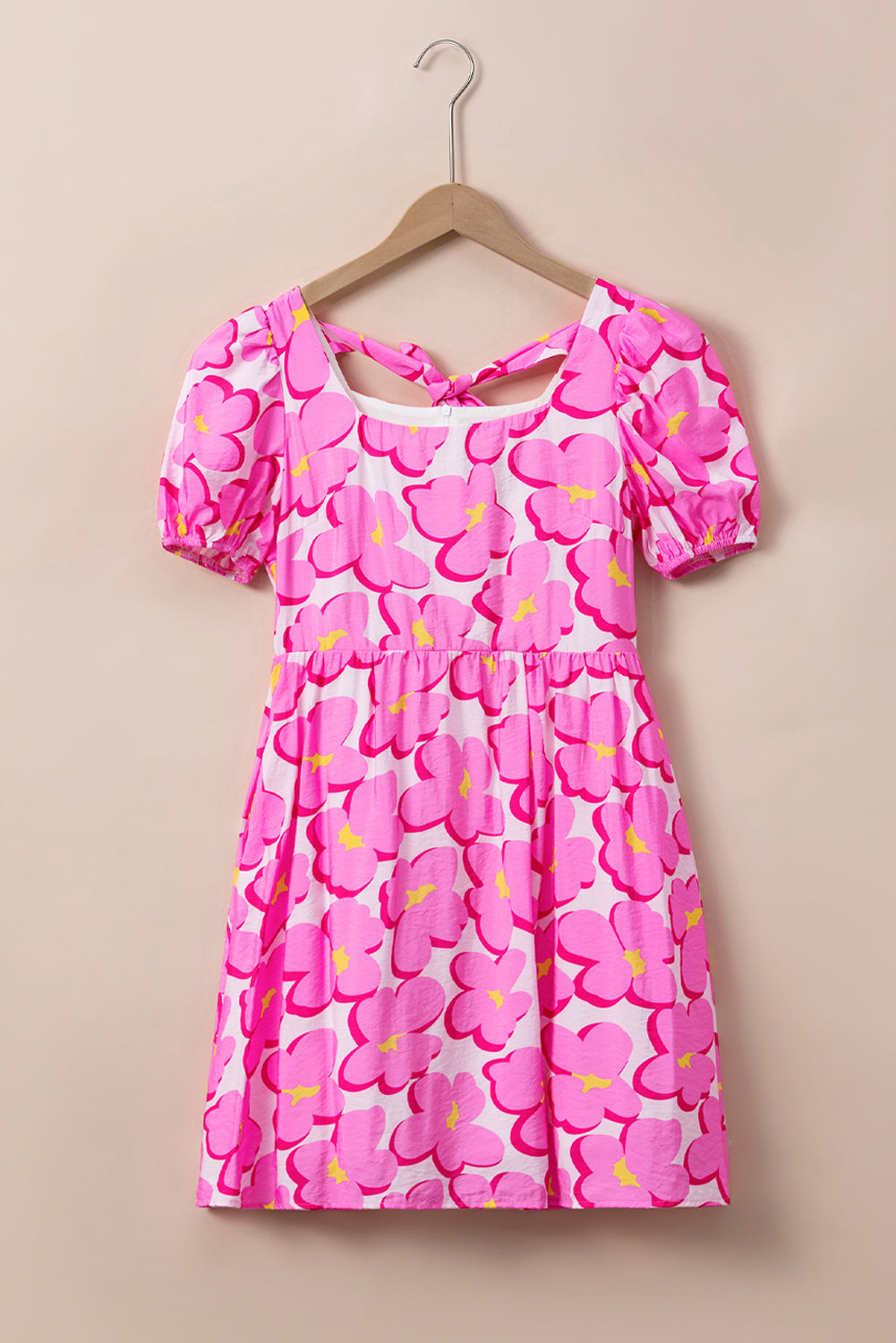 Lepršava haljina s ružičastim cvjetnim uzorkom i četvrtastim izrezom