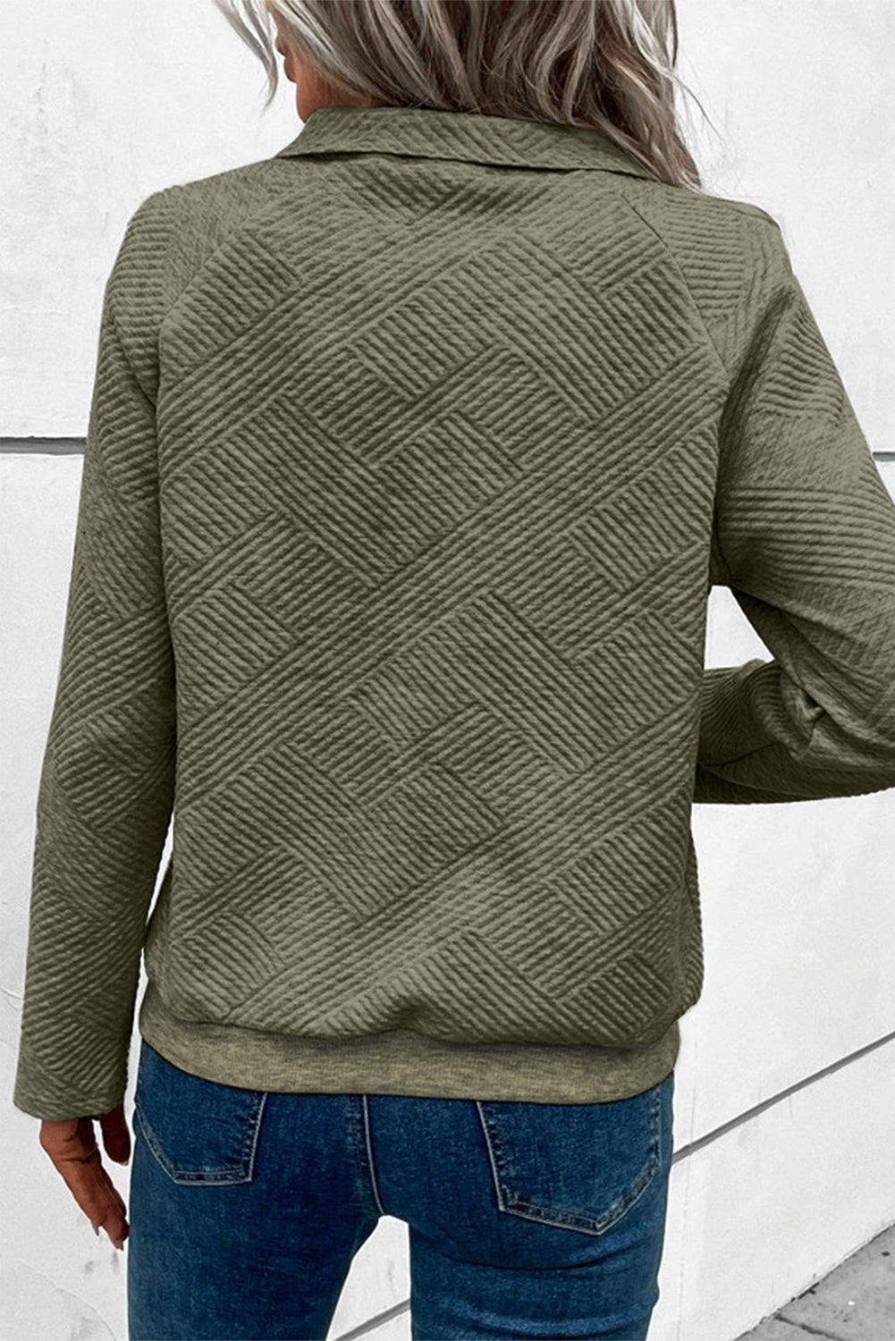Hellkhakifarbenes, strukturiertes Strick-Sweatshirt mit Kängurutasche und Knöpfen