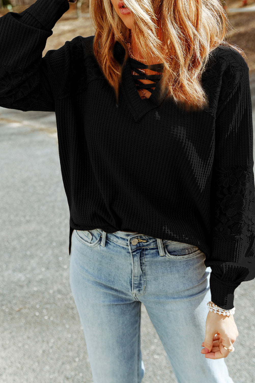 Črna čipkasta majica z dolgimi rokavi v obliki patchwork z naramnicami in v-izrezom