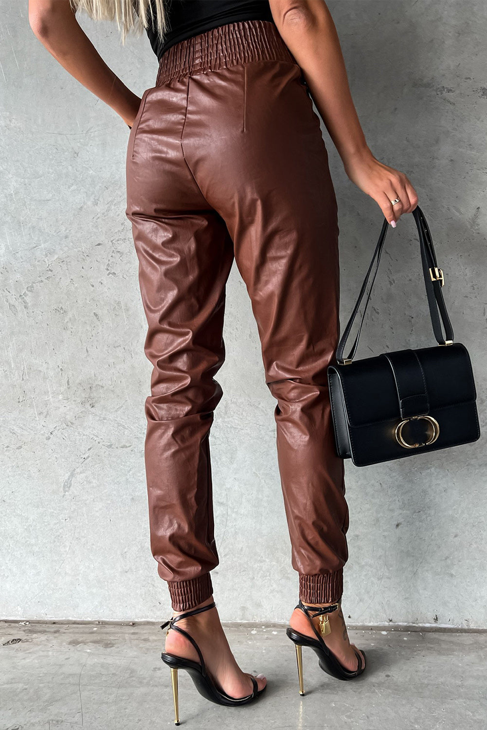 Schwarze, gesmokte Skinny-Hose aus Leder mit hohem Bund