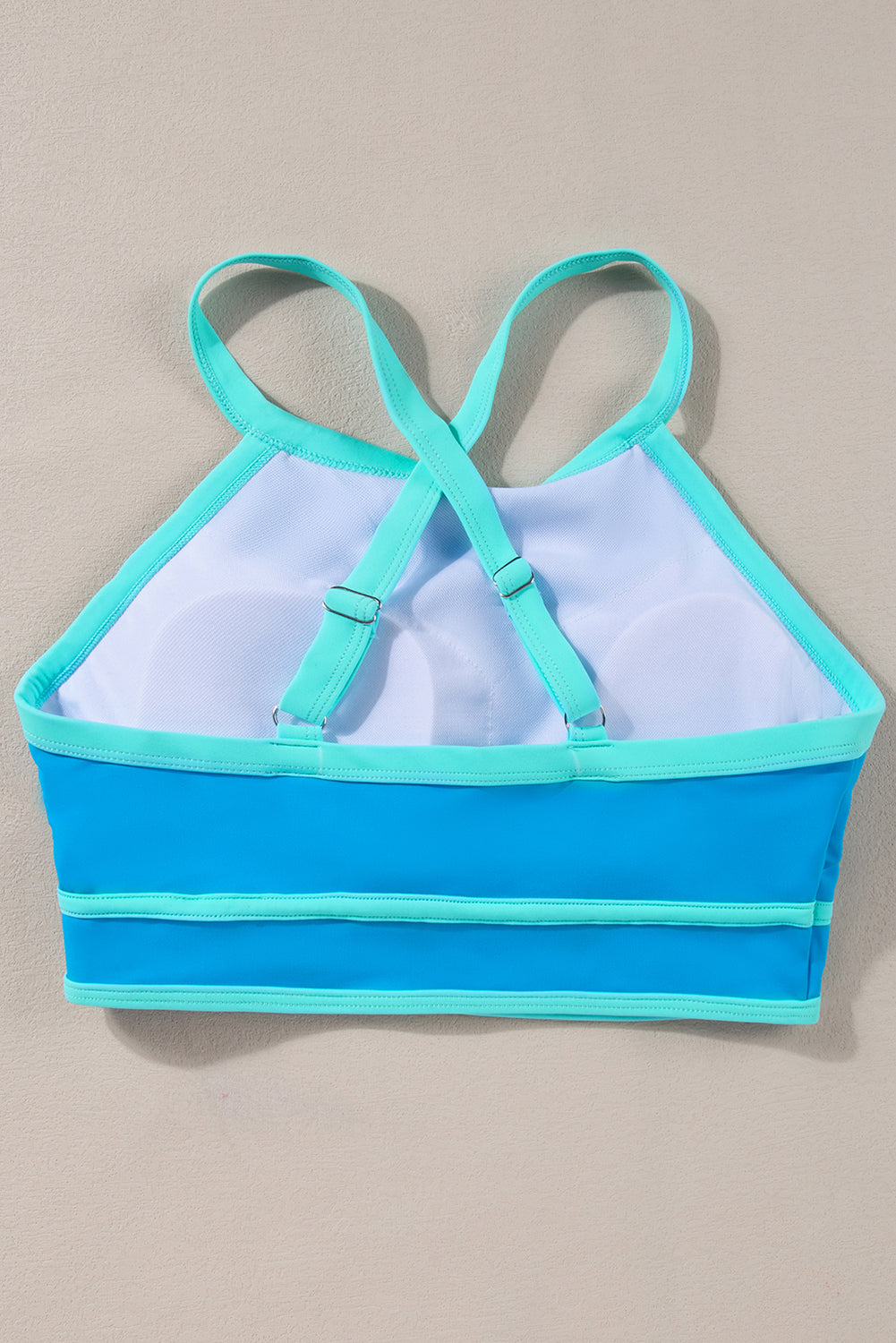 Bikini a vita alta incrociato sul retro con finiture a contrasto blu