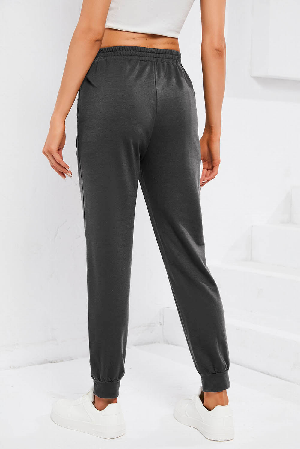 Pantalon de jogging noir avec cordon de serrage à la taille et poches plaquées sur le devant