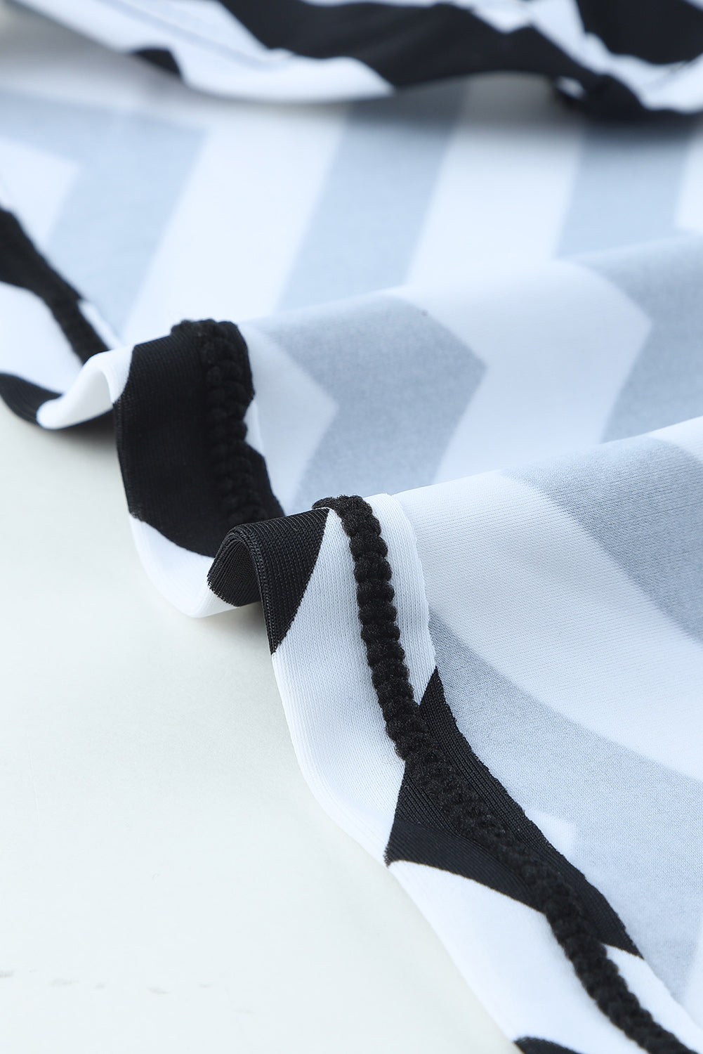 Schwarz-weißer 2-teiliger Tankini-Badeanzug mit Zickzackmuster und Mesh-Spleiß