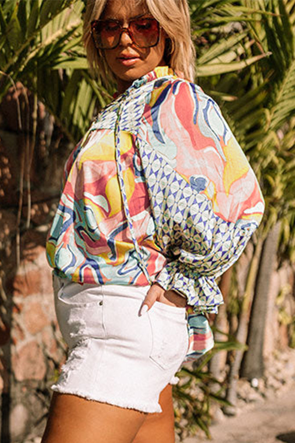 Mehrfarbige, abstrakte Print-Bluse mit Kordelzug und V-Ausschnitt in Übergröße