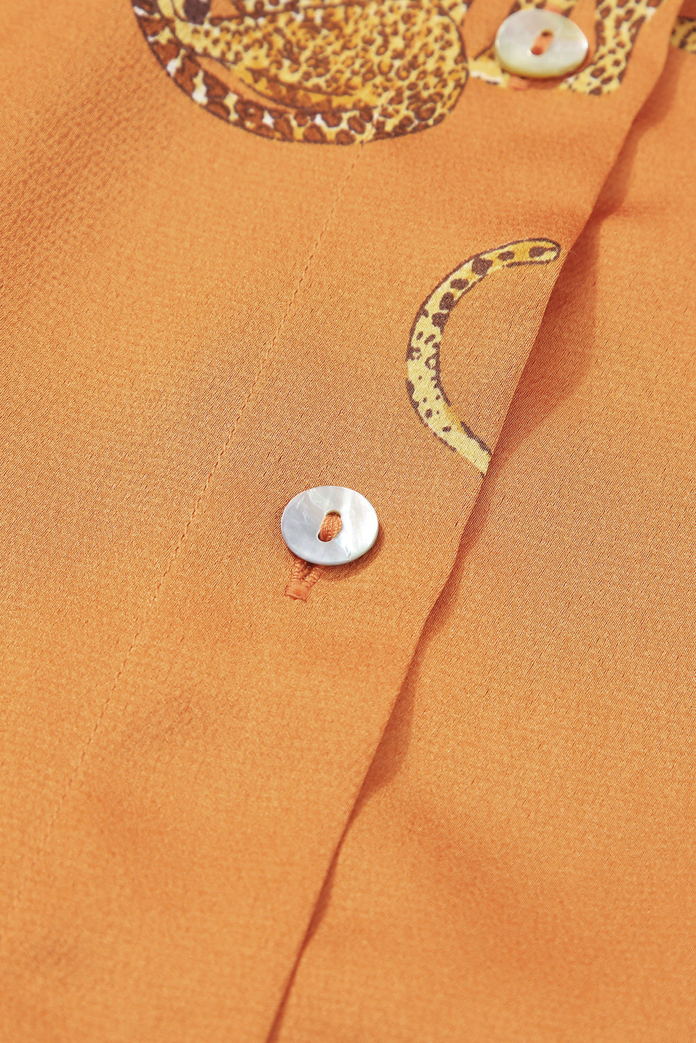 Robe chemise fendue boutonnée à imprimé guépard moutarde