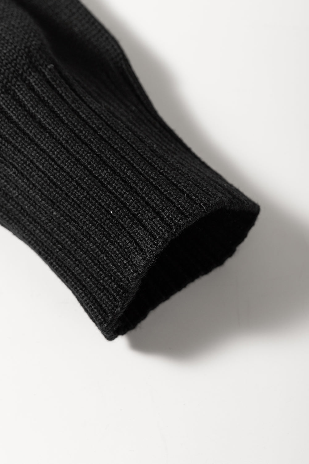 Kaki pulover s V izrezom u 2 tona u boji s neobrađenim rubovima