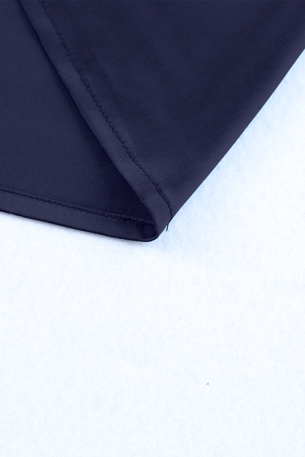 Temno modra satenasta bluza s kratkimi rokavi in ​​naborki