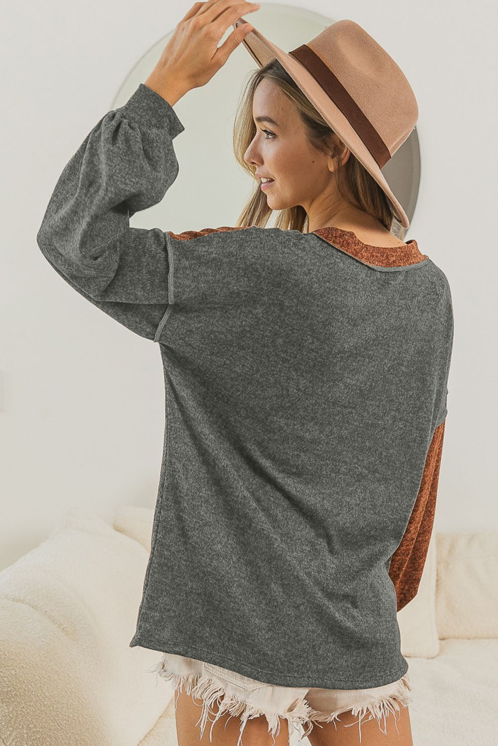 Rjav ohlapen pulover v barvnem bloku z v-izrezom