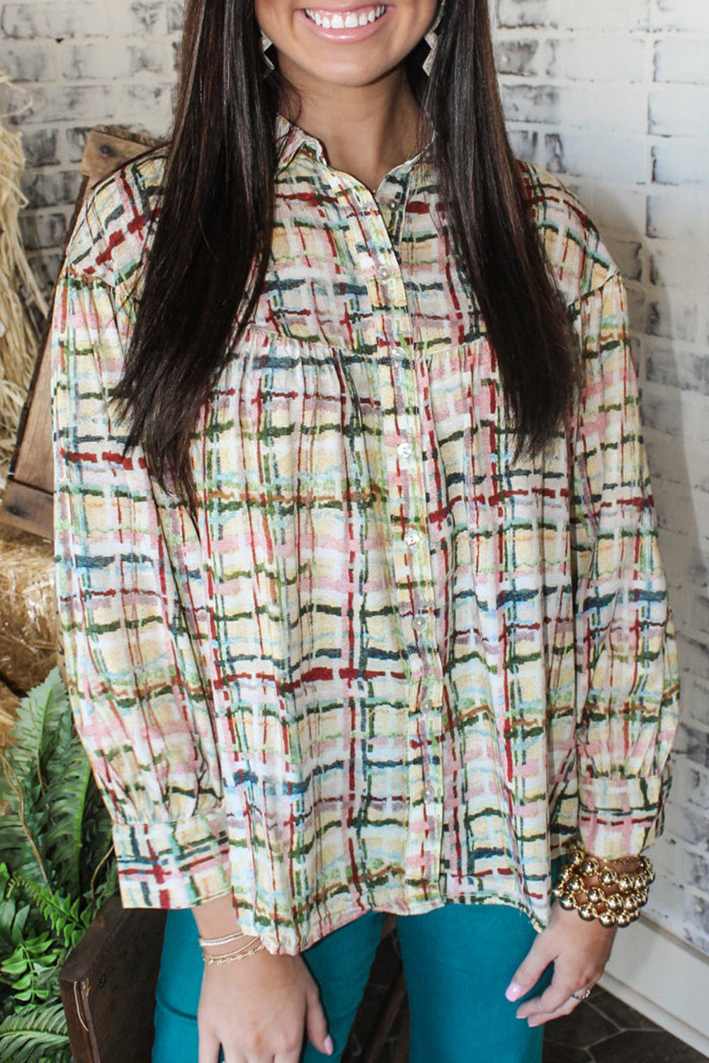 Večbarvna srajca s karirastim vzorcem in napihnjenimi rokavi