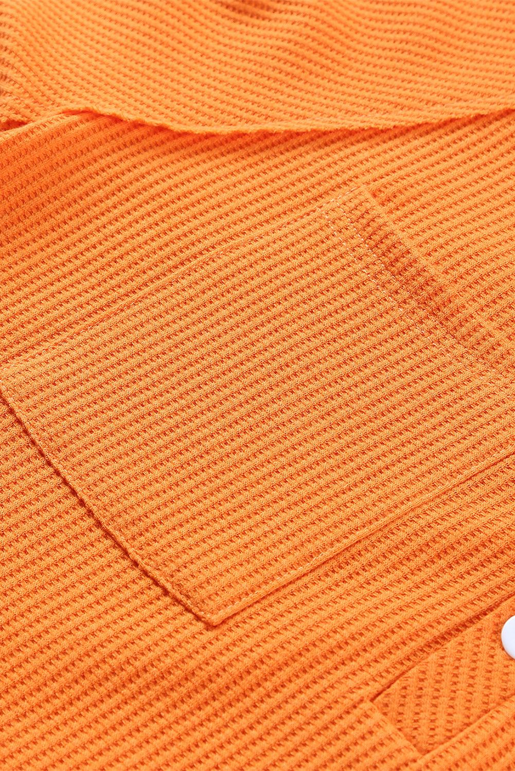 Orangefarbenes, geknöpftes Waffelstrick-Oberteil mit V-Ausschnitt und überschnittener Schulter