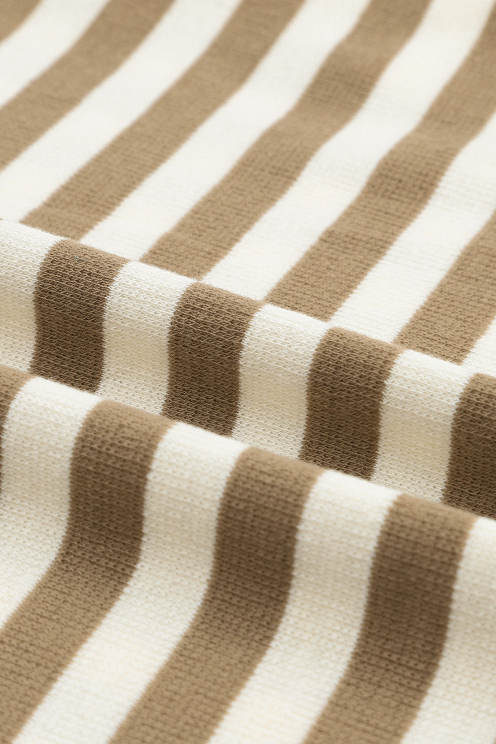Prevelik pulover s kapuco v kaki črtah s kontrastno odprtino za palec