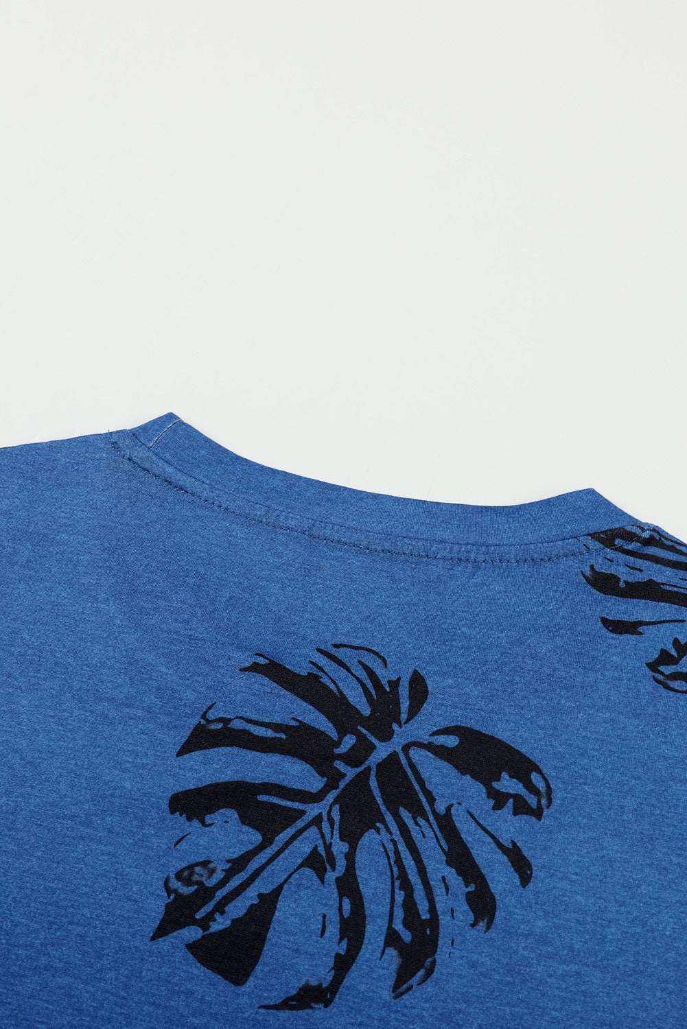 Siva majica s printom tropskih biljaka s okruglim izrezom