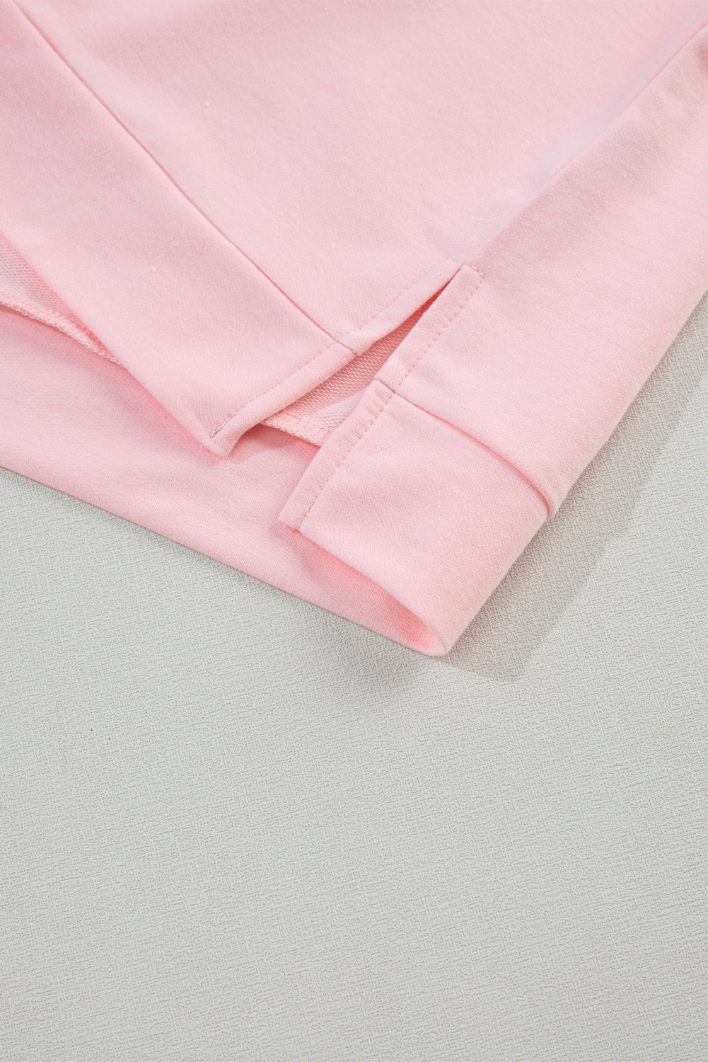 T-shirt rose à col en V et manches bouffantes