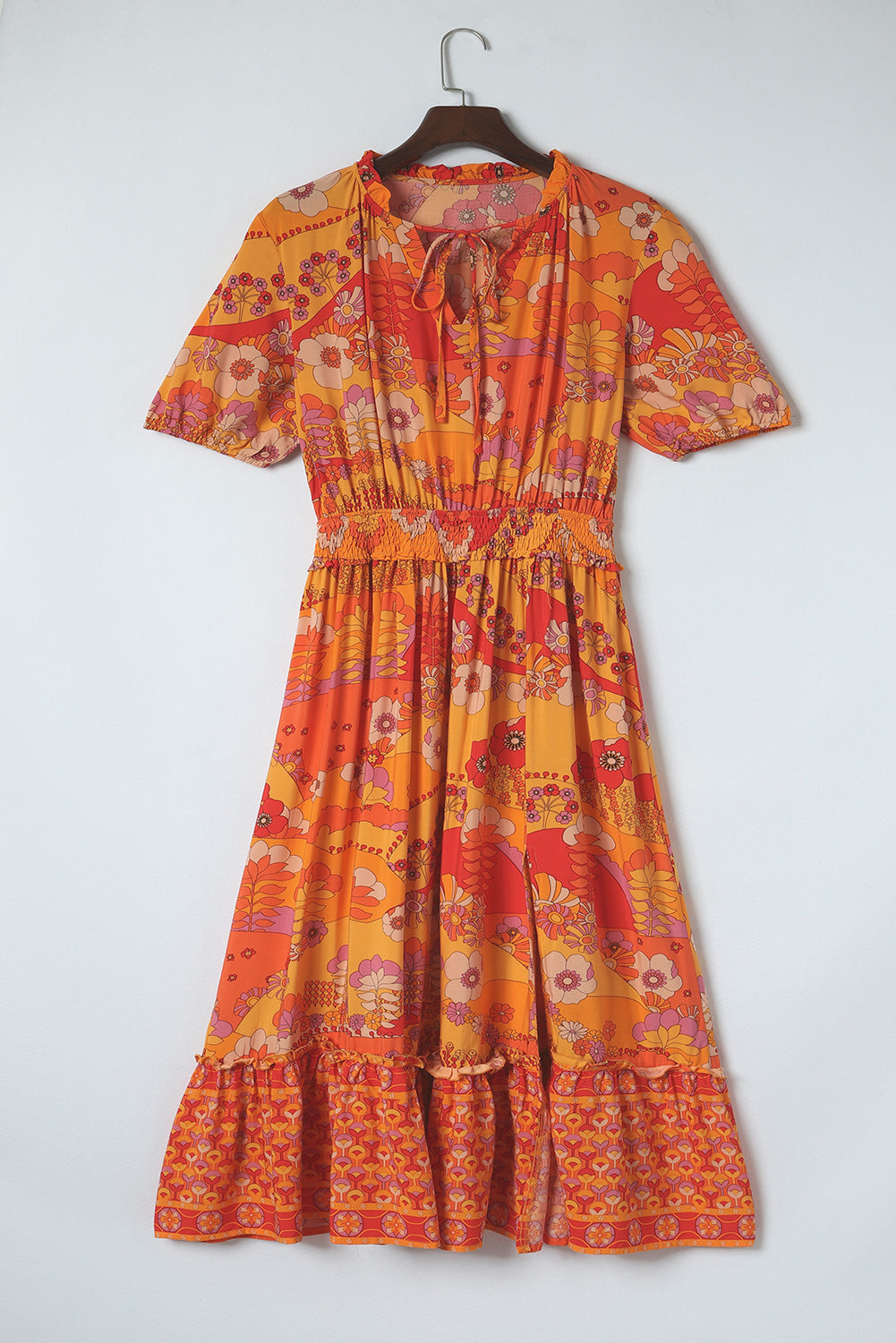 Oranžna dolga obleka s cvetličnim motivom boho in z razporkom