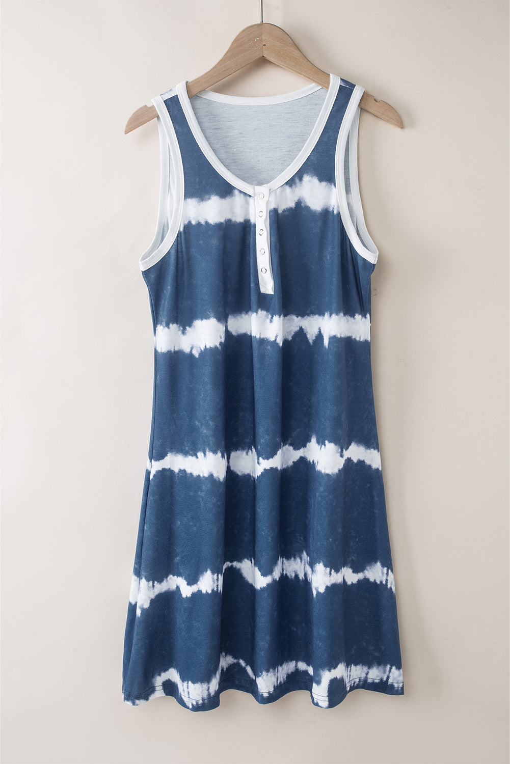 Blaues, gestreiftes, geknöpftes Minikleid mit V-Ausschnitt und Batikmuster