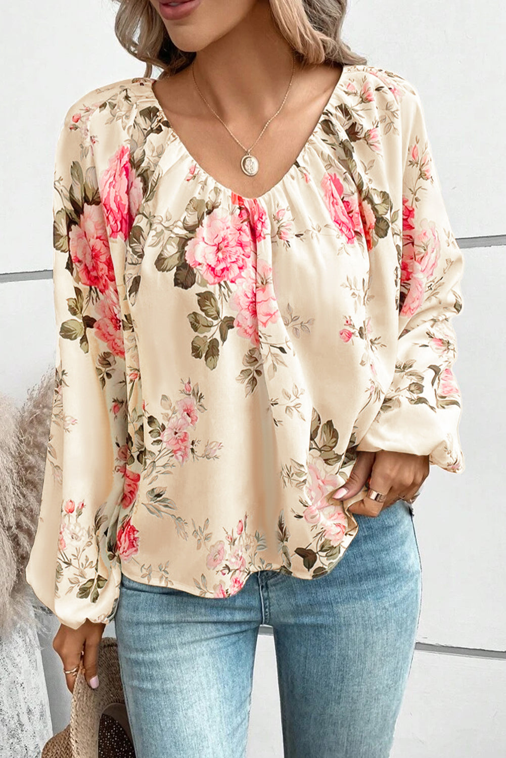 Beigefarbene Bluse mit Blumendruck und Laternenärmeln und V-Ausschnitt