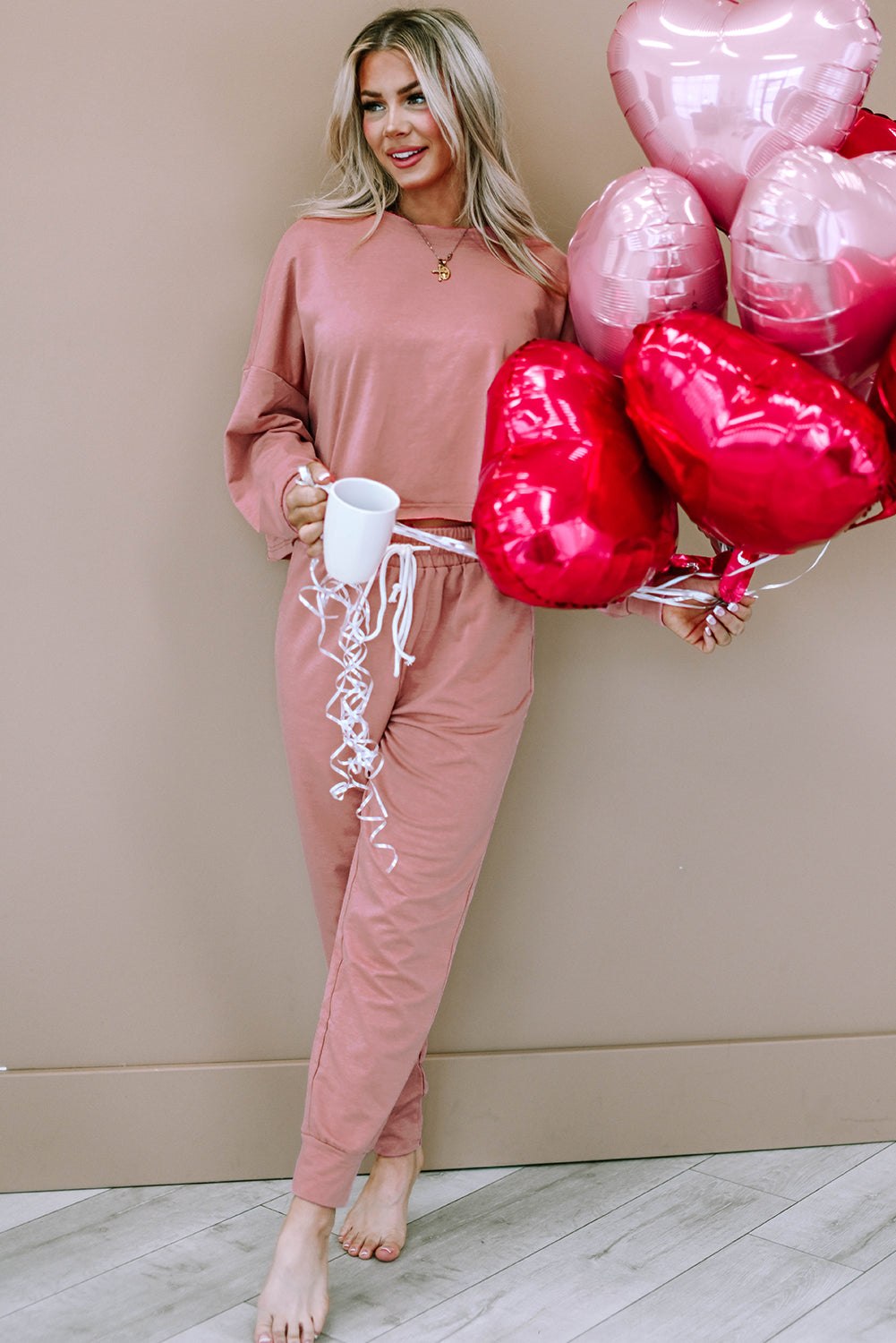 Rosafarbenes einfarbiges Sport-Outfit mit kastenförmigem Pullover und Hose
