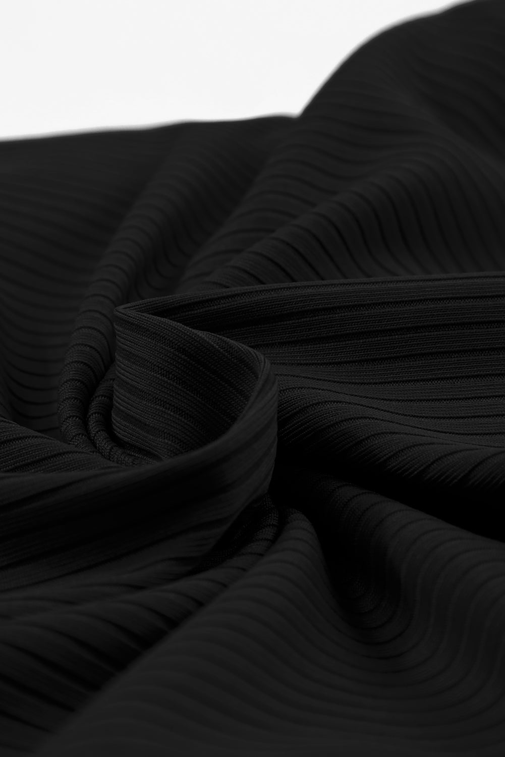 Crni jednodijelni kupaći kostim s rebrastim širokim izrezom