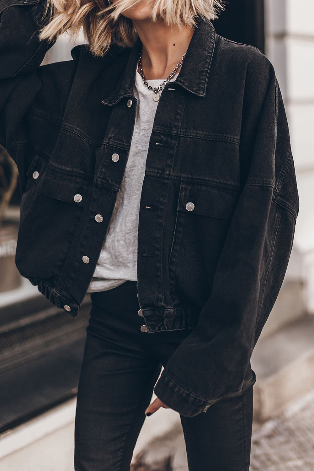 Crna traper jakna na ramena s preklopnim džepom i metalnim gumbima