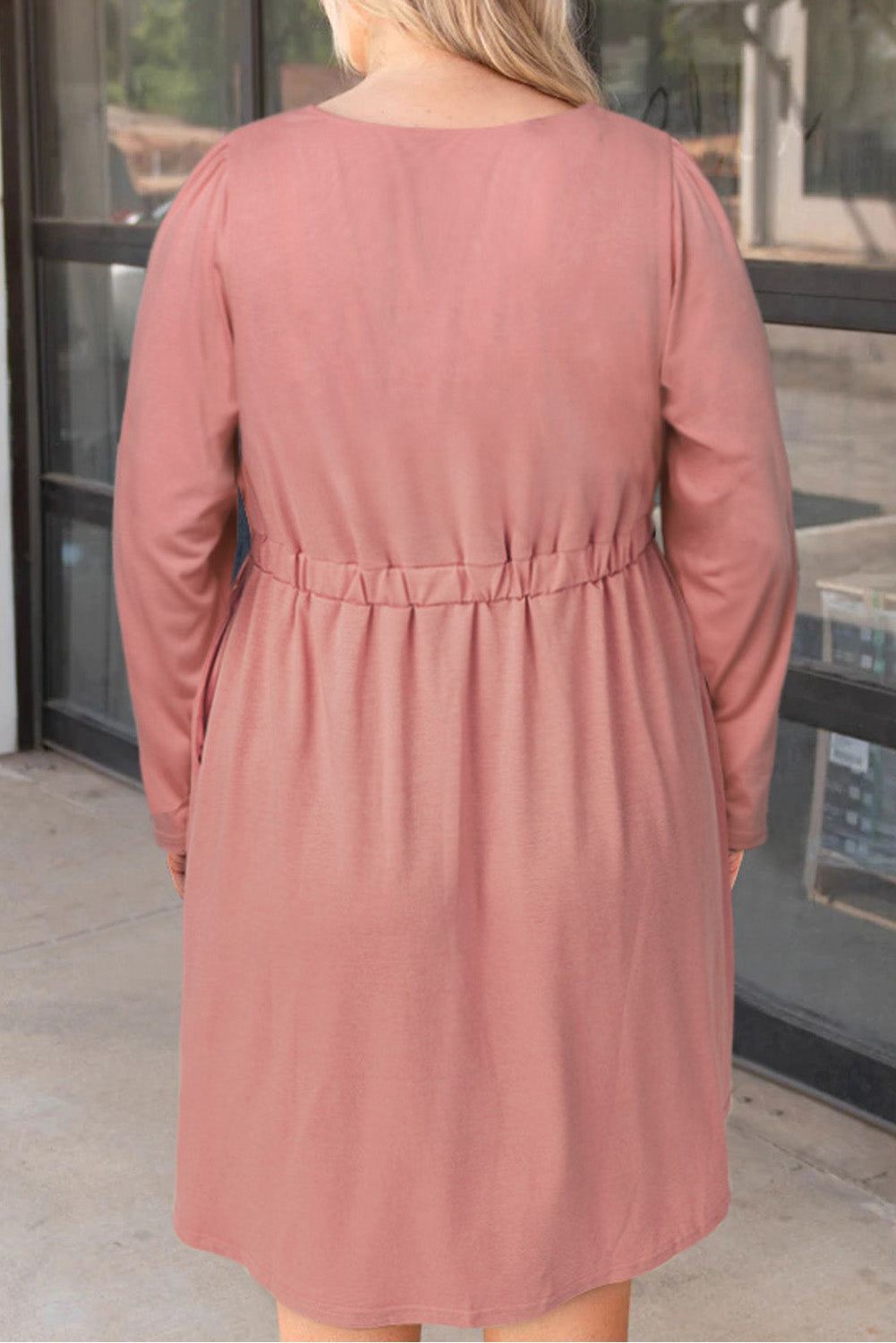 Rosafarbenes, einfarbiges, langärmliges Kleid in Übergröße mit Knopfleiste vorne