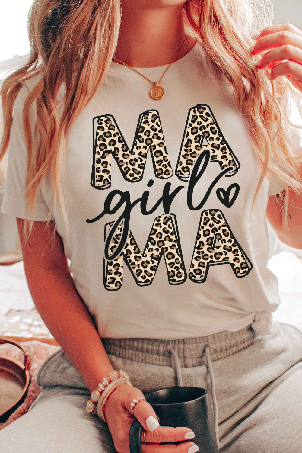 Khakifarbenes, hübsches Mama-Girl-T-Shirt mit Leoparden-Grafik