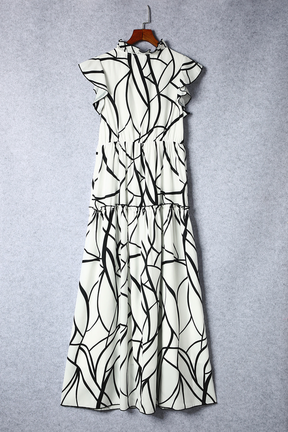 Bela maksi obleka z abstraktnim potiskom vena in naborki