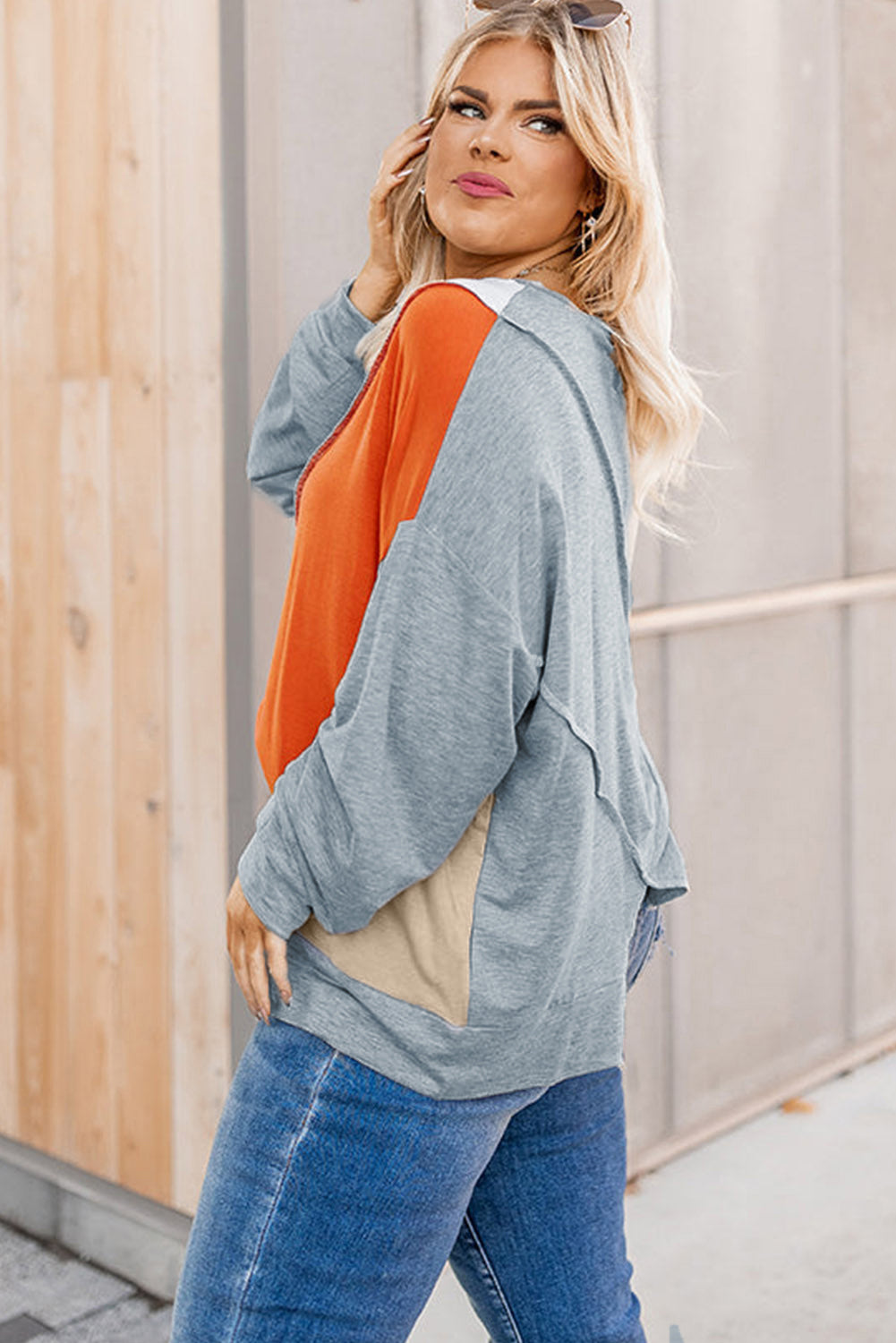 Večbarvni pulover s spuščenimi rameni s širokimi šivi in ​​barvnimi bloki