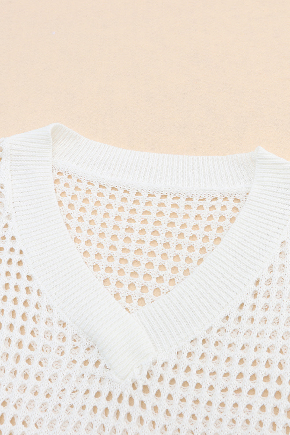Pull blanc à col en V et coupe ample en tricot ajouré