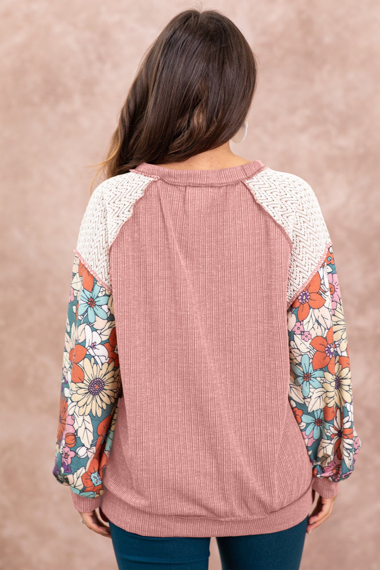 Strukturierte Bluse mit rosafarbenen Patchwork-Blumenmuster und Puffärmeln