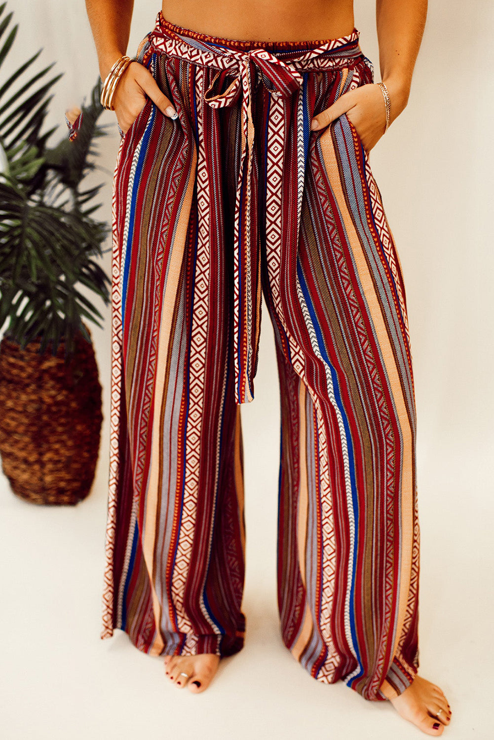 Pantalon large à imprimé ethnique bohème à rayures et taille nouée rouge