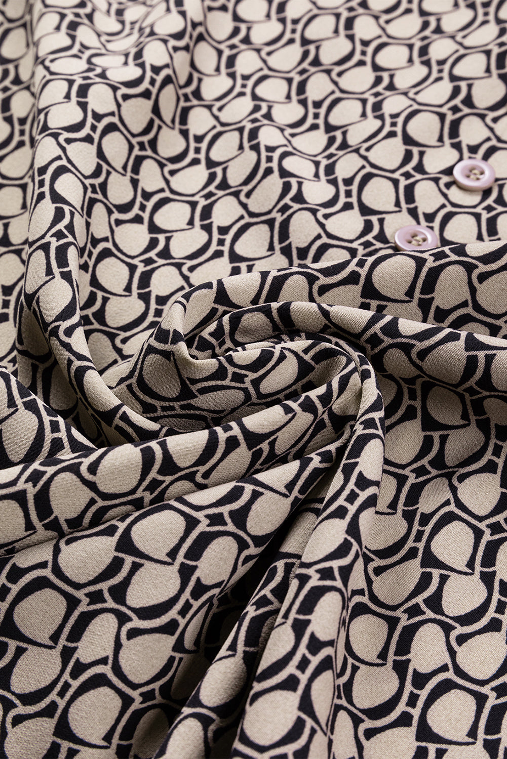 Langärmlige Bluse in hellem französischen Beige mit Frenchy-Aufdruck und Rüschen und V-Ausschnitt